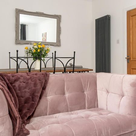 Pass The Keys Stylish 2 Bed Central Bath Apartment With Parking Exterior photo
