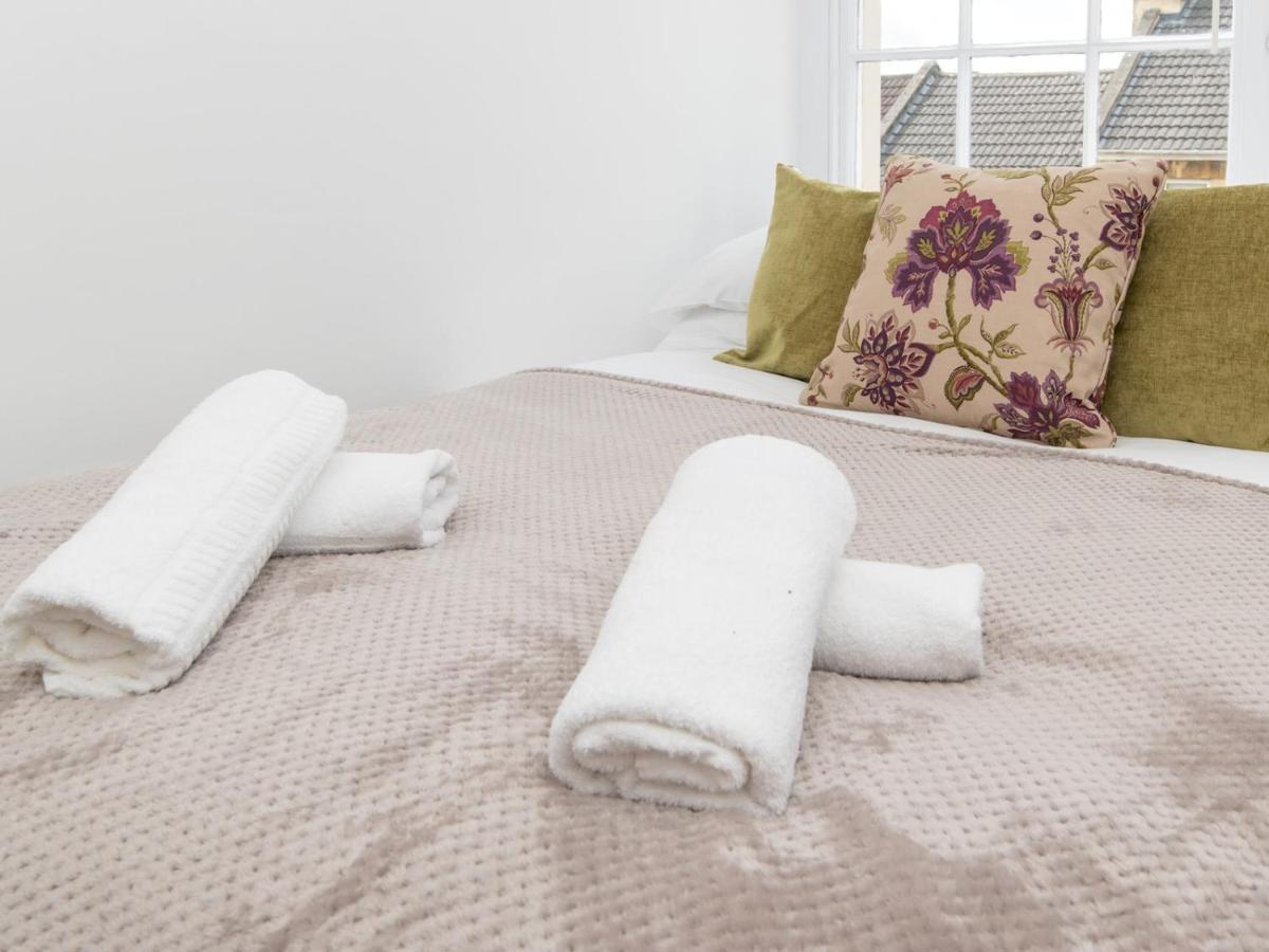 Pass The Keys Stylish 2 Bed Central Bath Apartment With Parking Exterior photo