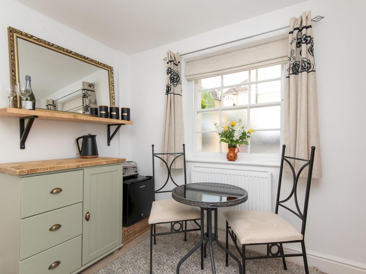 Pass The Keys Stylish 2 Bed Central Bath Apartment With Parking Exterior photo