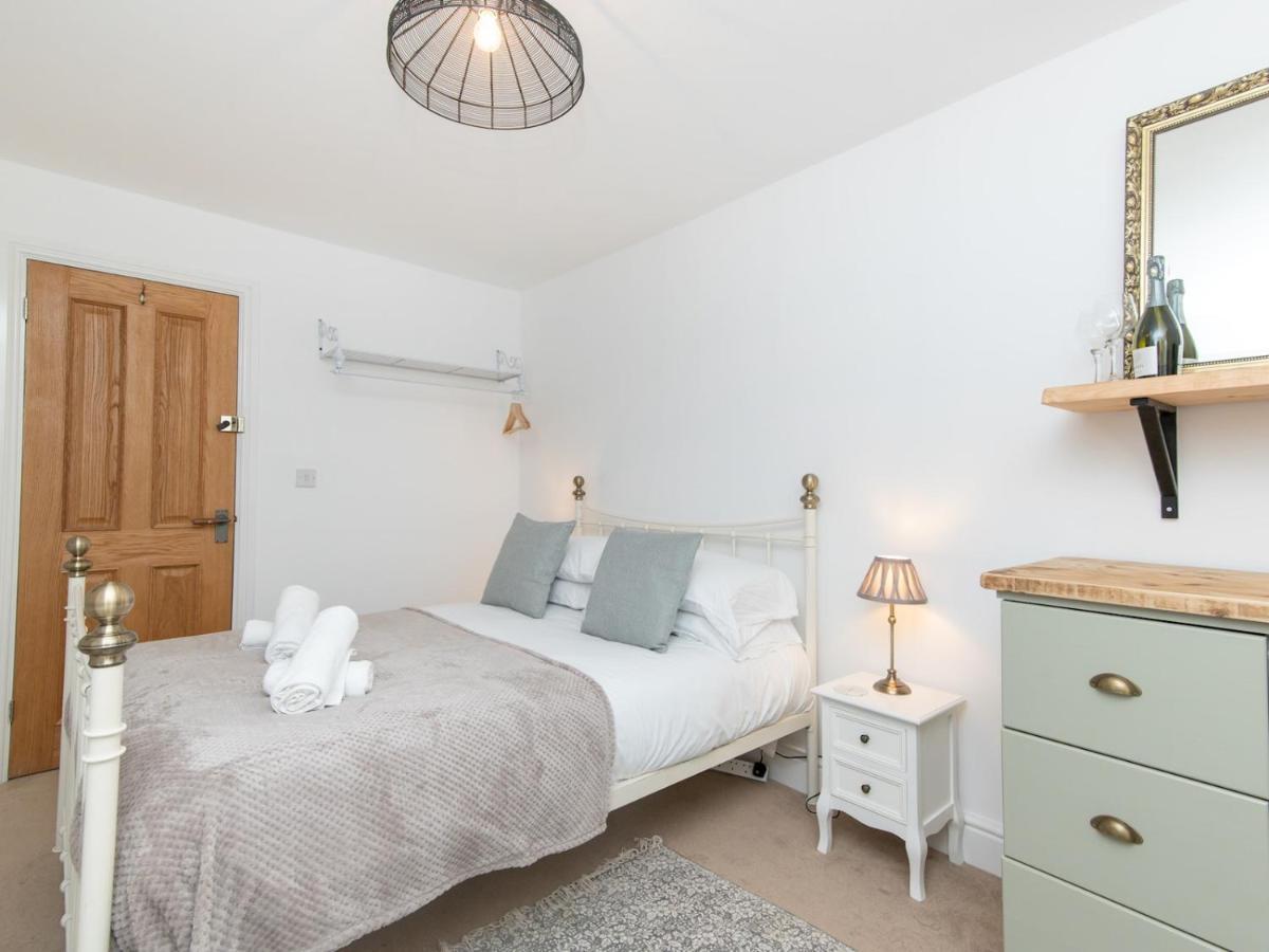 Pass The Keys Stylish 2 Bed Central Bath Apartment With Parking Exterior photo